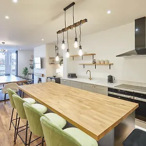  Holiday home Host & - Albion House